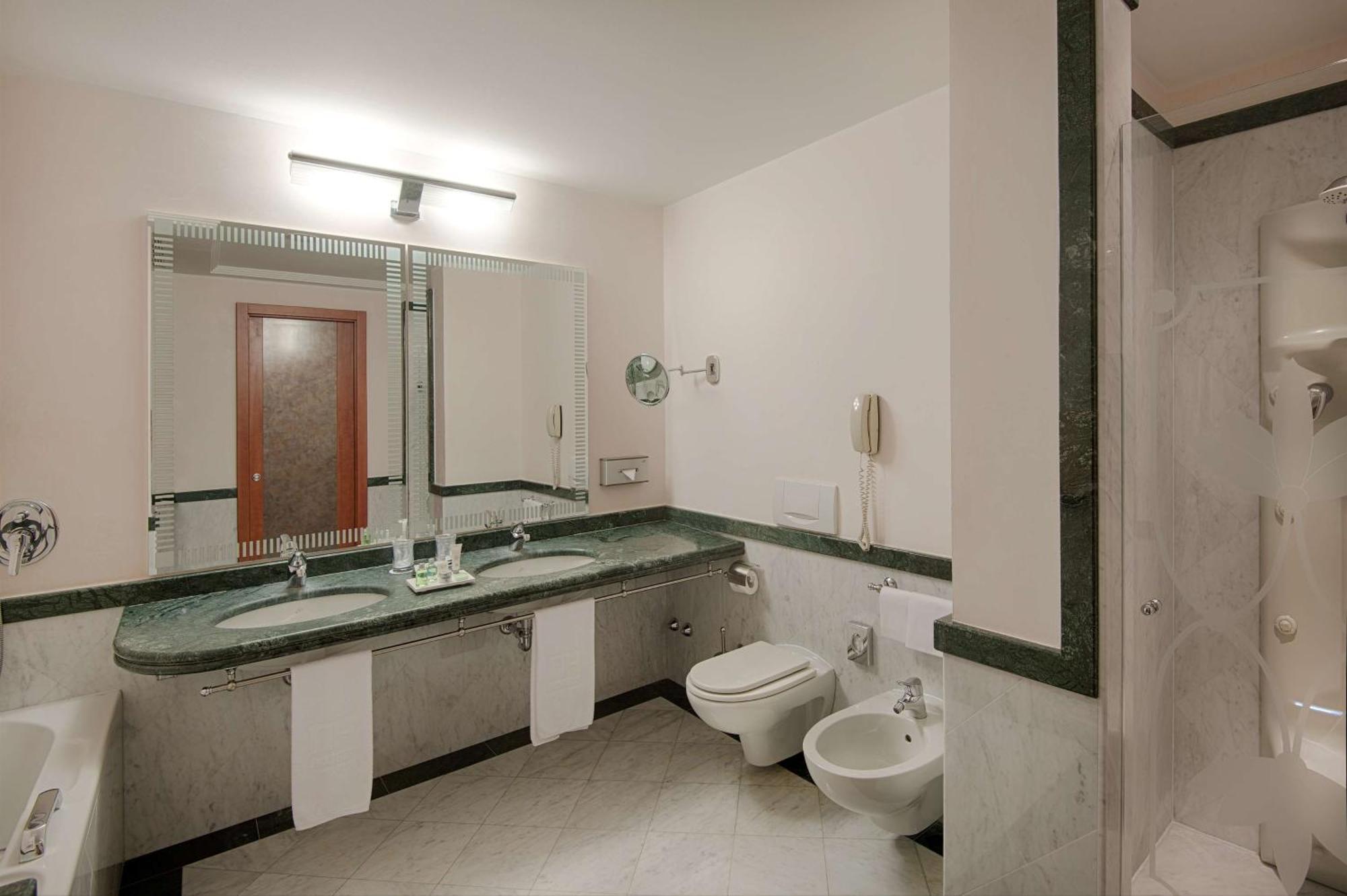 Nh Lecco Pontevecchio Hotel Exterior photo